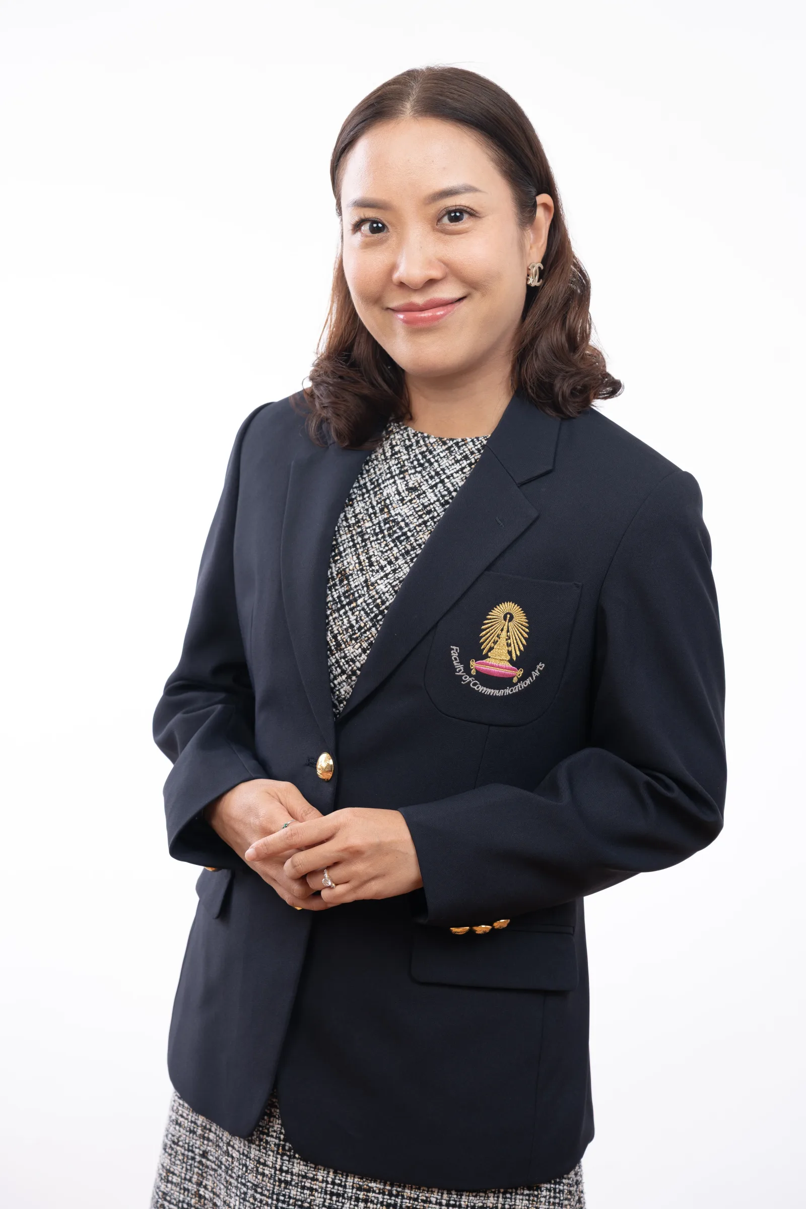 ผศ.ดร.ธีรดา จงกลรัตนาภรณ์ รองหัวหน้าศูนย์ หัวหน้าภาควิชาการประชาสัมพันธ์ คณะนิเทศศาสตร์ จุฬาฯ